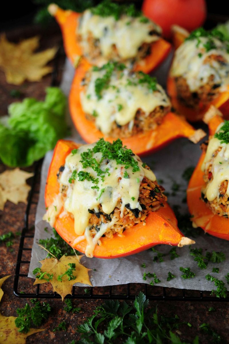 Dynia faszerowana ryżem, jarmużem i mięsem mielony