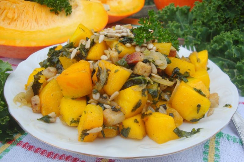 Dynia z boczkiem i jarmużem