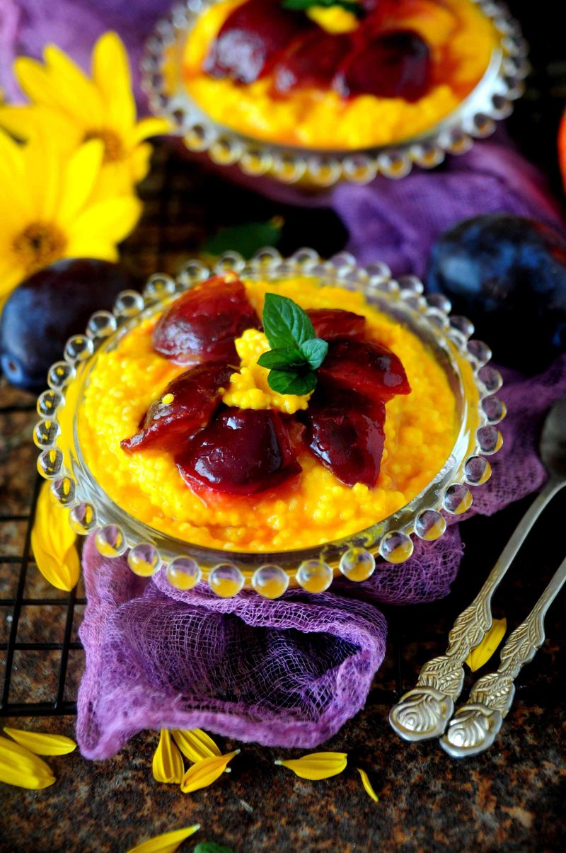 Dyniowa jaglanka z karmelizowanymi śliwkami Dyniowa jaglanka z karmelizowanymi śliwkami