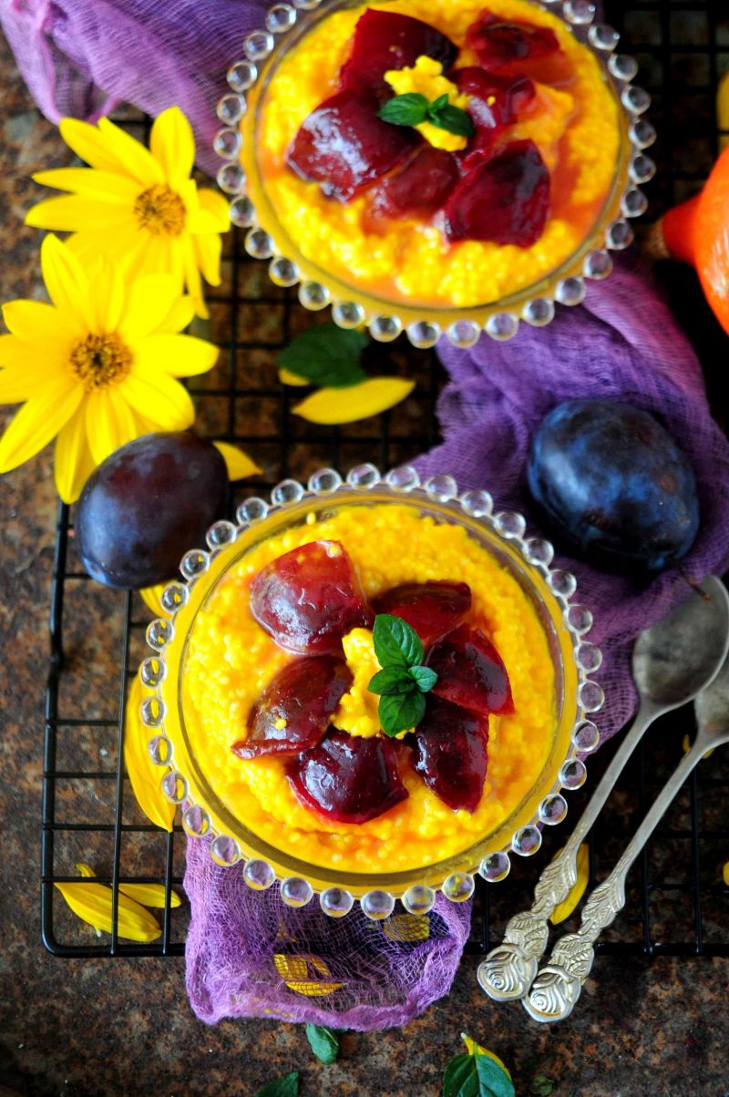 Dyniowa jaglanka z karmelizowanymi śliwkami Dyniowa jaglanka z karmelizowanymi śliwkami