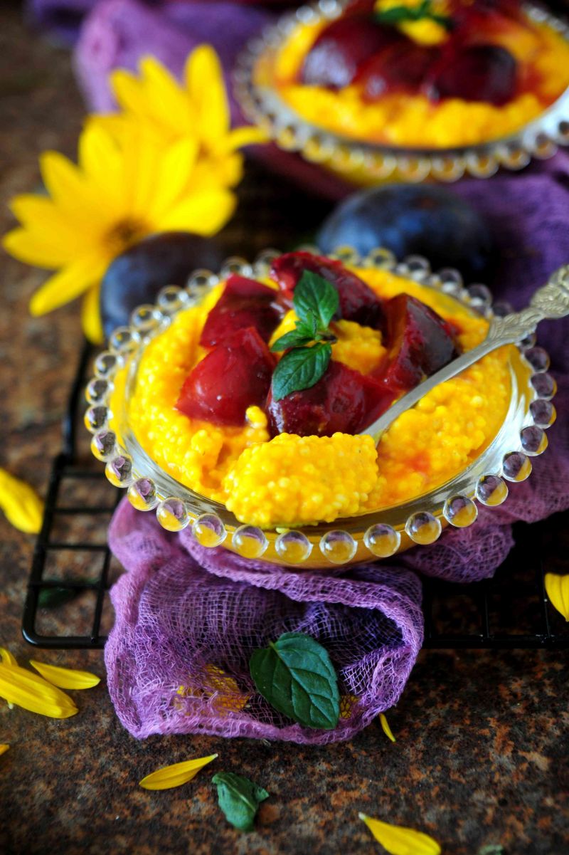 Dyniowa jaglanka z karmelizowanymi śliwkami Dyniowa jaglanka z karmelizowanymi śliwkami