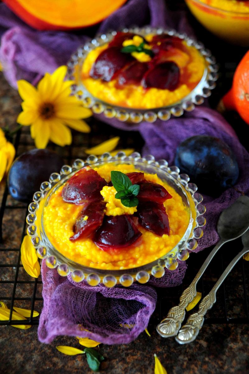 Dyniowa jaglanka z karmelizowanymi śliwkami Dyniowa jaglanka z karmelizowanymi śliwkami