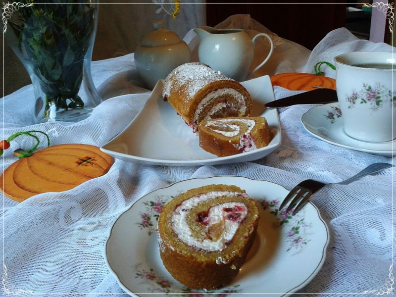 Dyniowa rolada z bitą śmietana i brzoskwinią Dyniowa rolada z bitą śmietana i brzoskwinią
