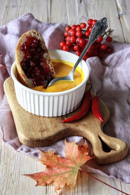 Dyniowa zupa krem z morelą oraz żurawinową grzanką