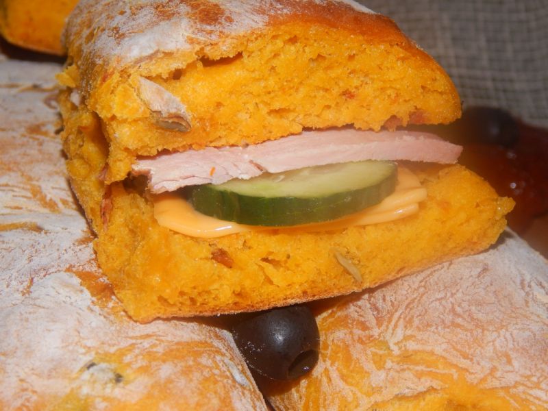 Dyniowe bagietki z suszonymi pomidorami i oliwkami Dyniowe bagietki z suszonymi pomidorami i oliwkami