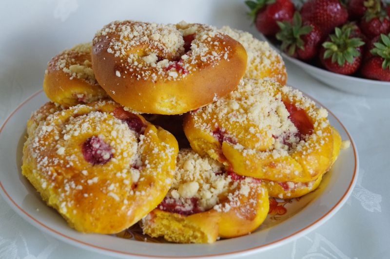 Dyniowe bułeczki z truskawkami Dyniowe bułeczki z truskawkami