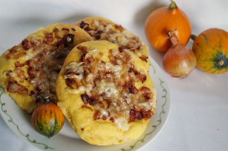 Dyniowe buły z cebulą i boczkiem Dyniowe buły z cebulą i boczkiem