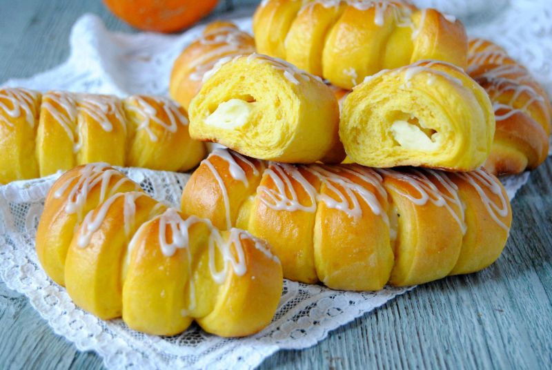 Dyniowe drożdżówki z budyniem Dyniowe drożdżówki z budyniem