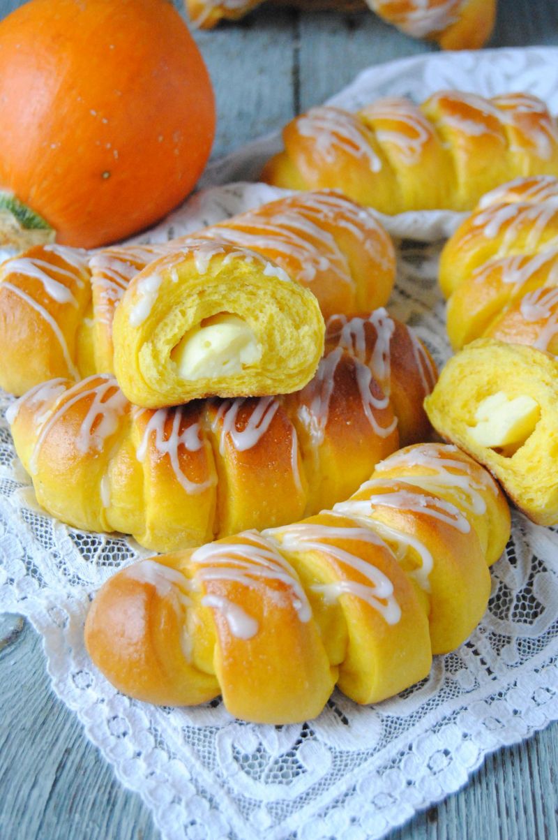 Dyniowe drożdżówki z budyniem Dyniowe drożdżówki z budyniem