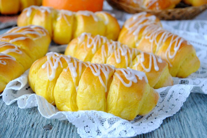 Dyniowe drożdżówki z budyniem Dyniowe drożdżówki z budyniem