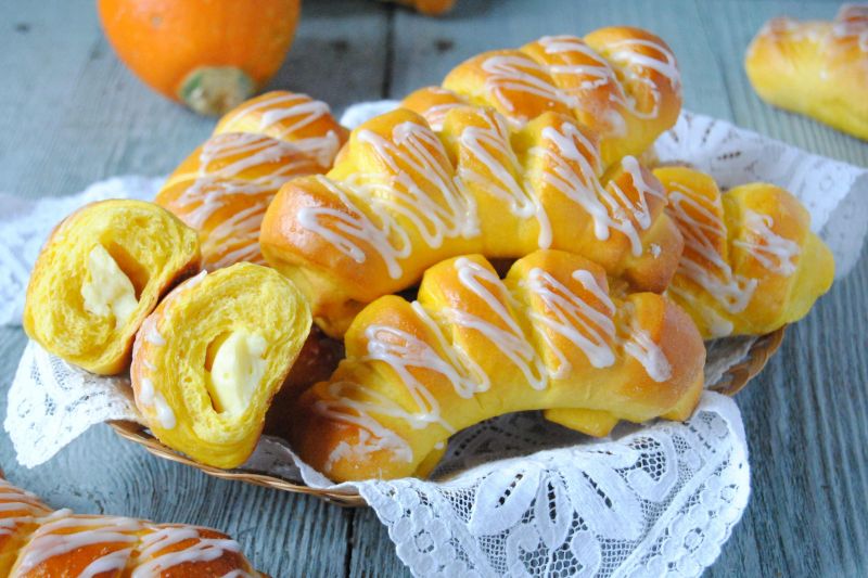 Dyniowe drożdżówki z budyniem Dyniowe drożdżówki z budyniem