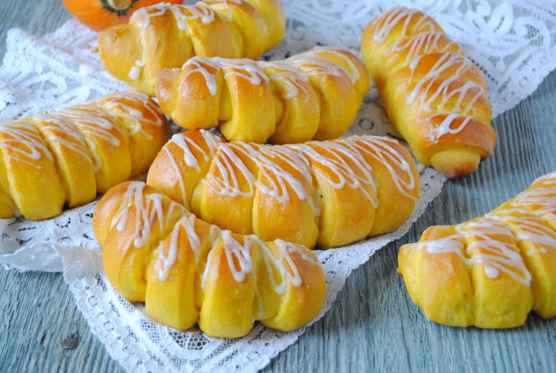 Dyniowe drożdżówki z budyniem Dyniowe drożdżówki z budyniem