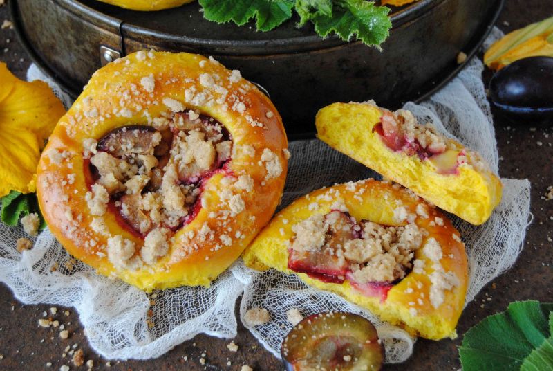 Dyniowe drożdżówki z śliwką