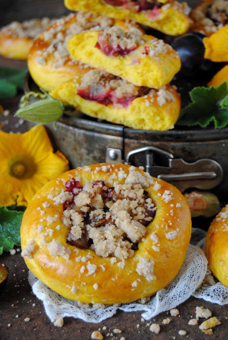 Dyniowe drożdżówki z śliwką