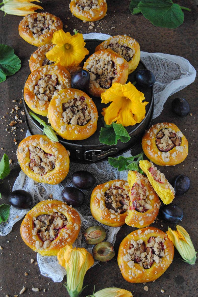 Dyniowe drożdżówki z śliwką