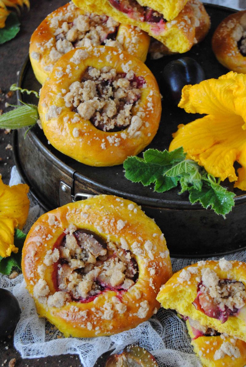 Dyniowe drożdżówki z śliwką