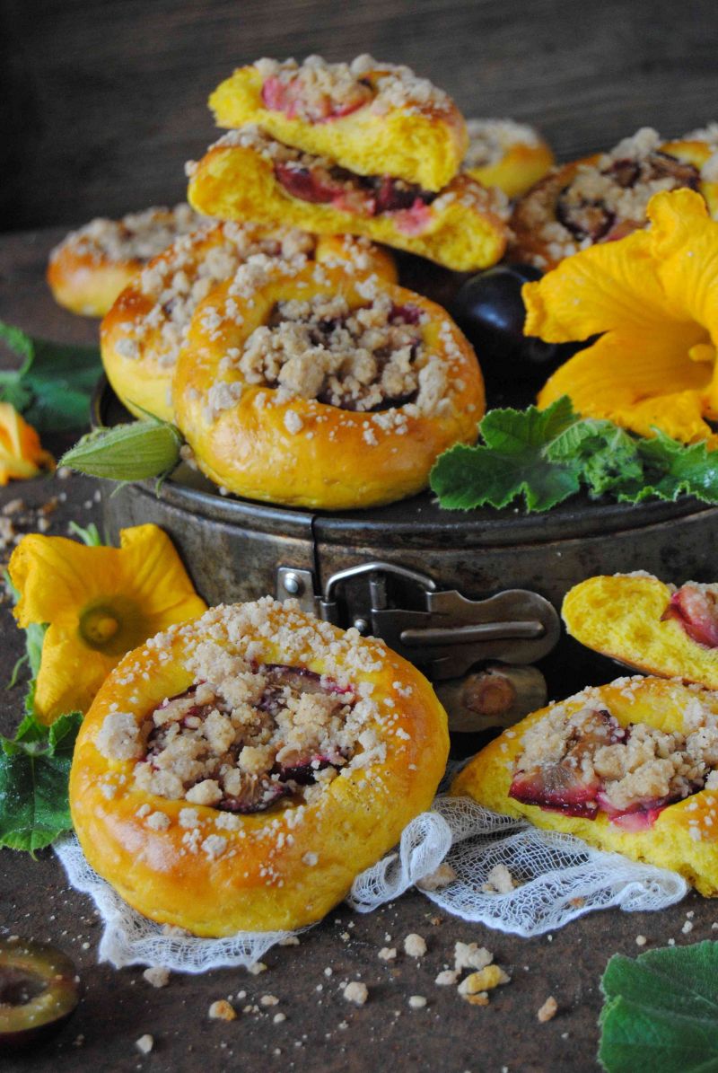 Dyniowe drożdżówki z śliwką