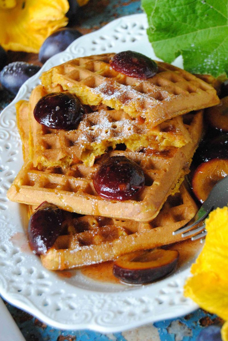 Dyniowe gofry w sosie śliwkowym