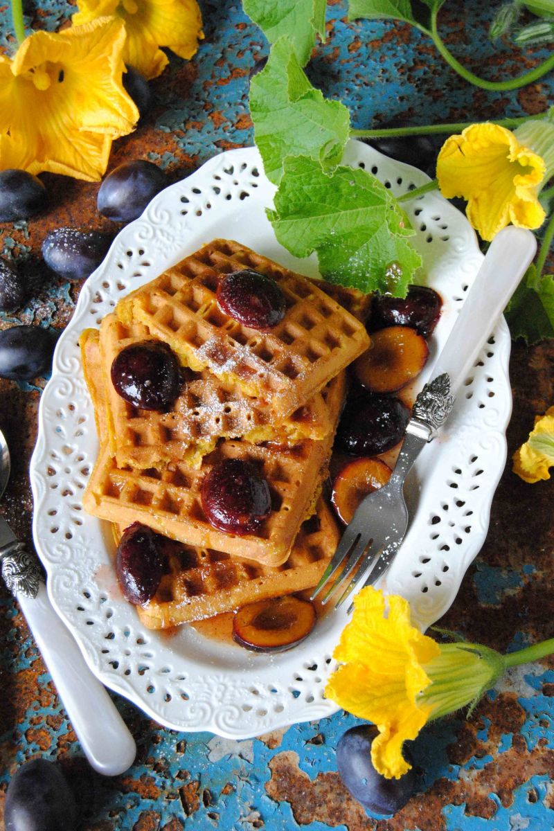 Dyniowe gofry w sosie śliwkowym