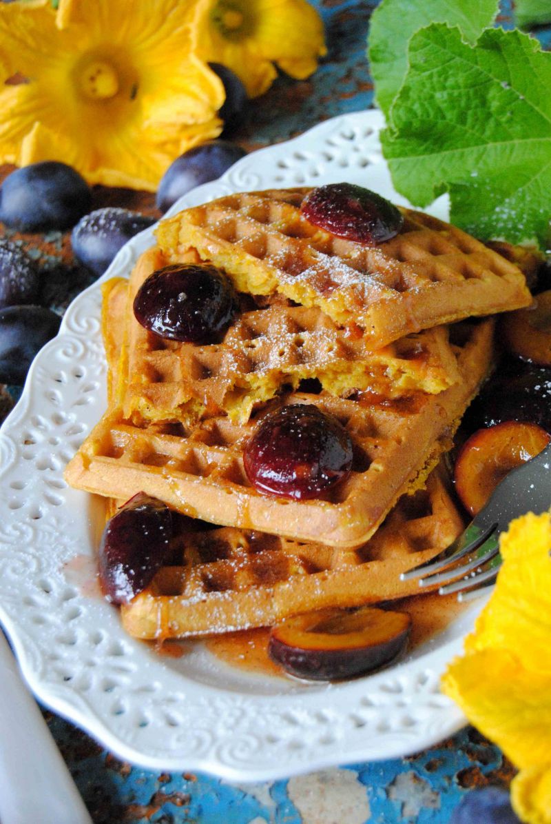 Dyniowe gofry w sosie śliwkowym