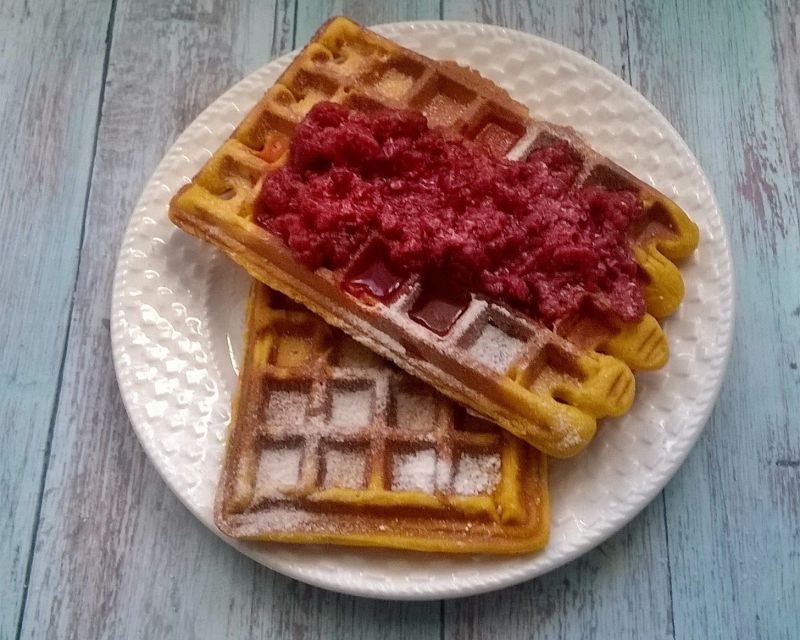 Dyniowe gofry z musem malinowym