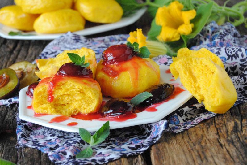 Dyniowe pampuchy w śliwkowym sosie