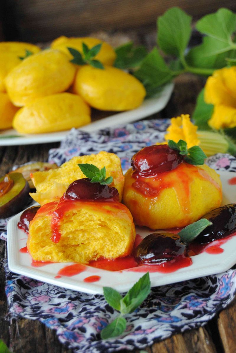 Dyniowe pampuchy w śliwkowym sosie