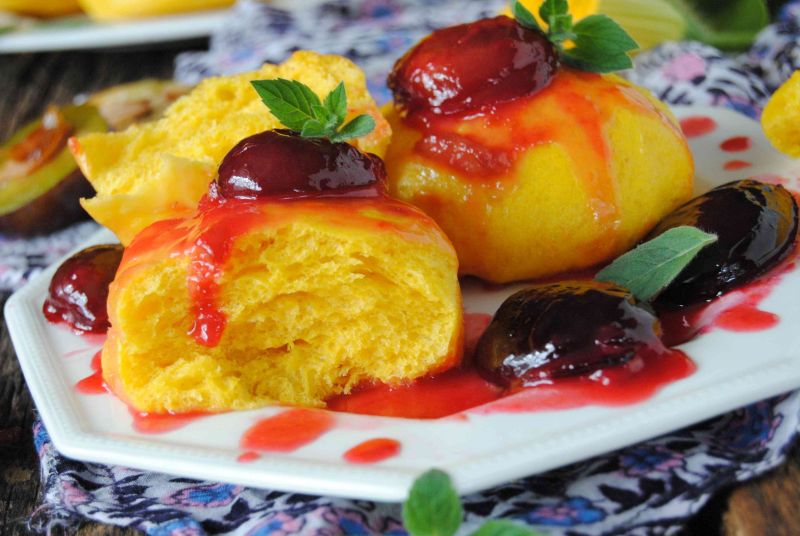 Dyniowe pampuchy w śliwkowym sosie