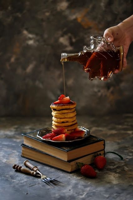 Dyniowe placuszki z syropem klonowym i truskawkami Dyniowe placuszki z syropem klonowym i truskawkami