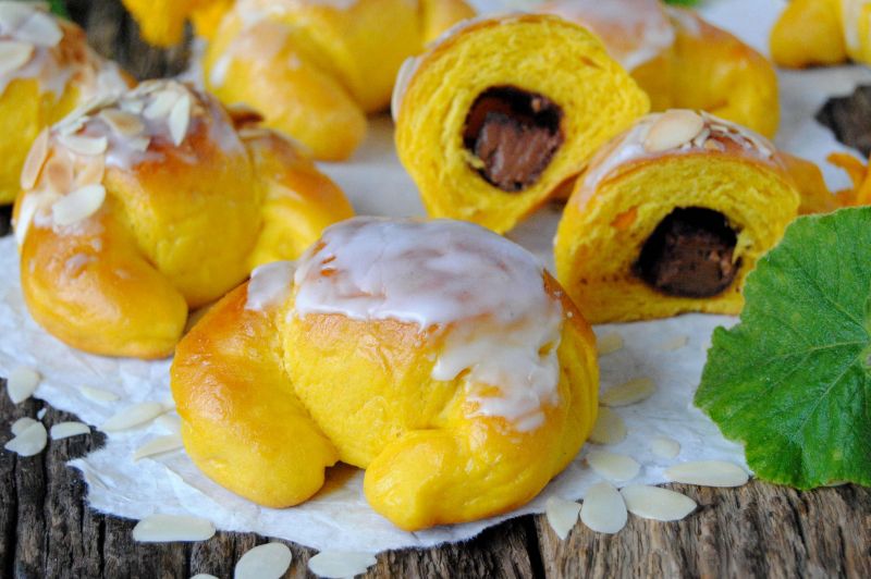 Dyniowe rogaliki z cukierkami