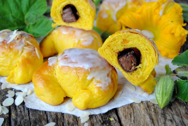 Dyniowe rogaliki z cukierkami