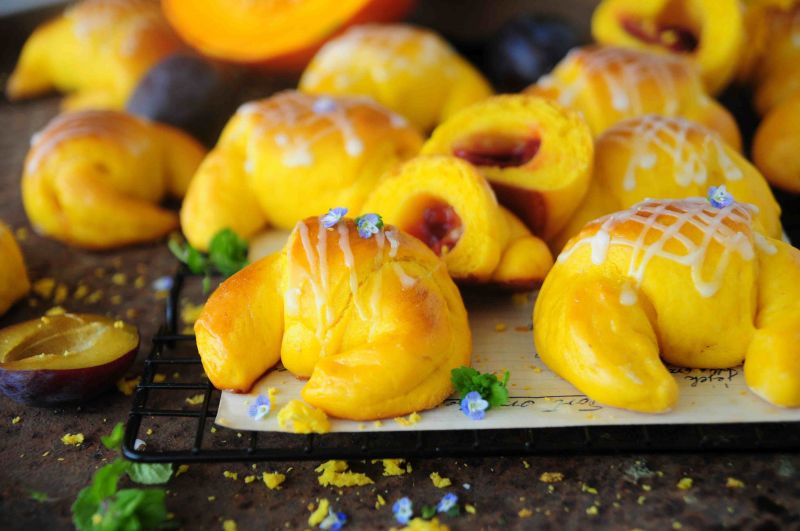 Dyniowe rogaliki ze śliwką Dyniowe rogaliki ze śliwką