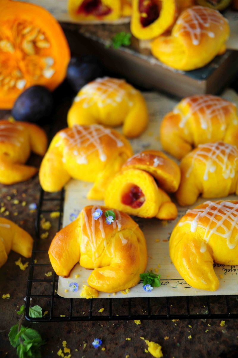 Dyniowe rogaliki ze śliwką Dyniowe rogaliki ze śliwką