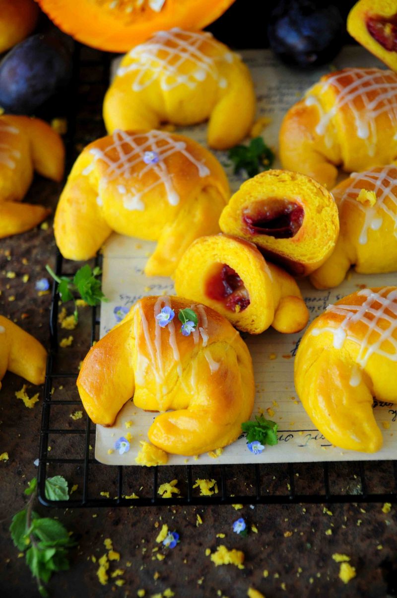 Dyniowe rogaliki ze śliwką Dyniowe rogaliki ze śliwką