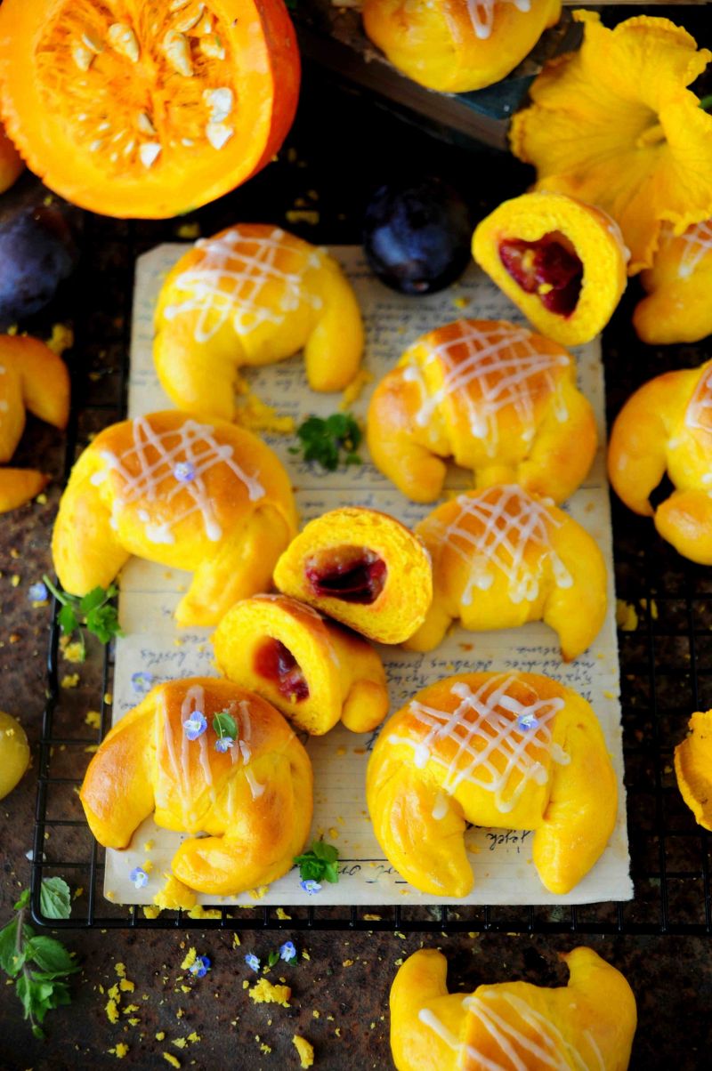 Dyniowe rogaliki ze śliwką Dyniowe rogaliki ze śliwką