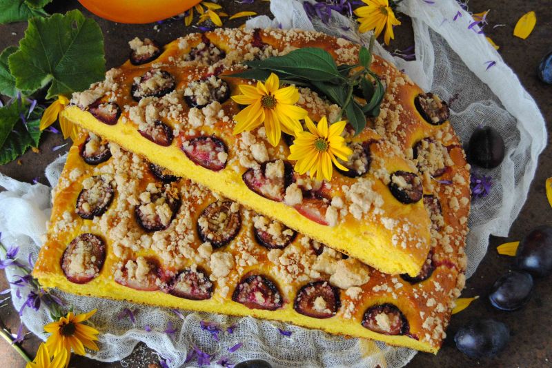 Dyniowy drożdżowiec ze śliwką Dyniowy drożdżowiec ze śliwką