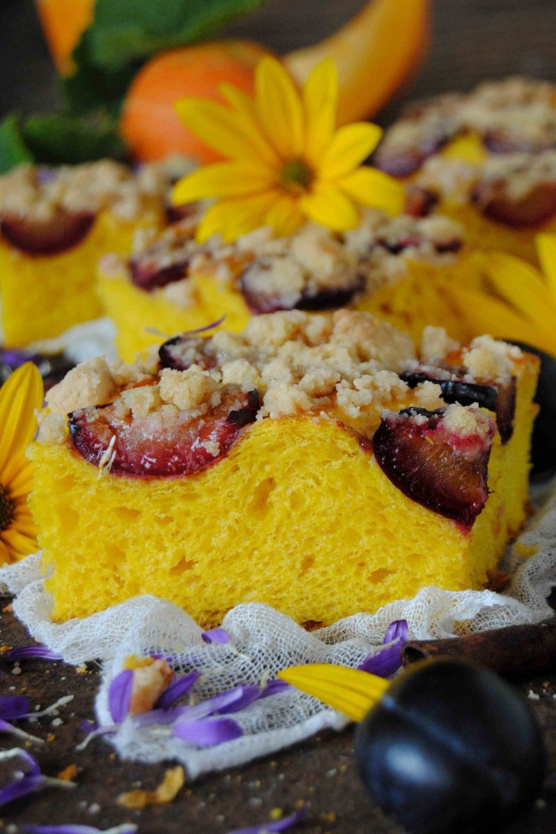 Dyniowy drożdżowiec ze śliwką Dyniowy drożdżowiec ze śliwką