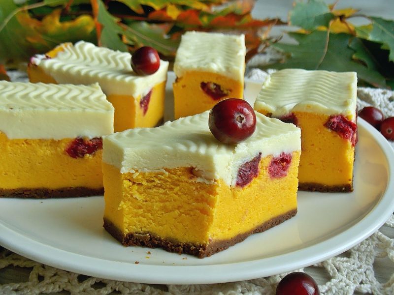 Dyniowy sernik z żurawiną i musem czekoladowym 