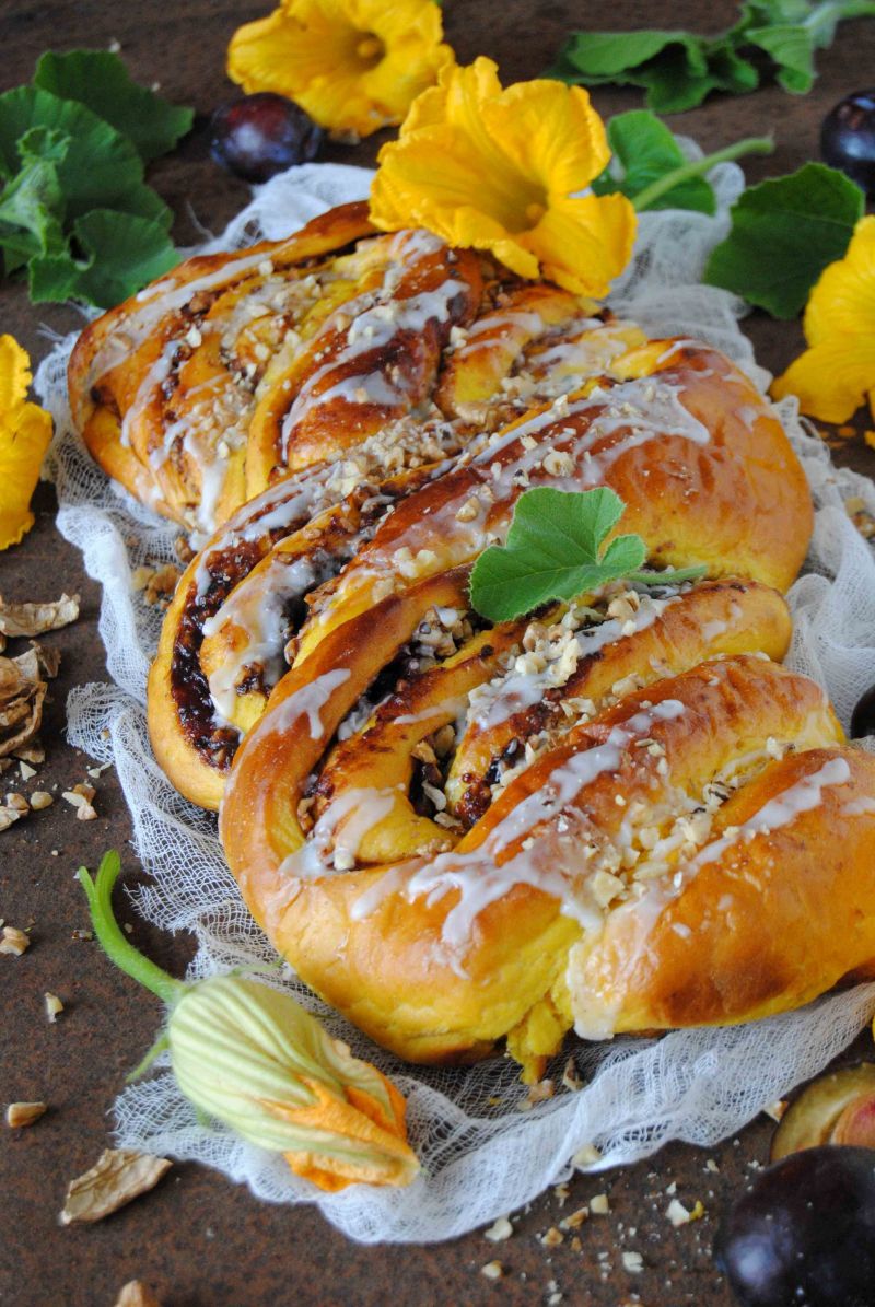 Dyniowy zawijaniec  z powidłem śliwkowym i orzecha