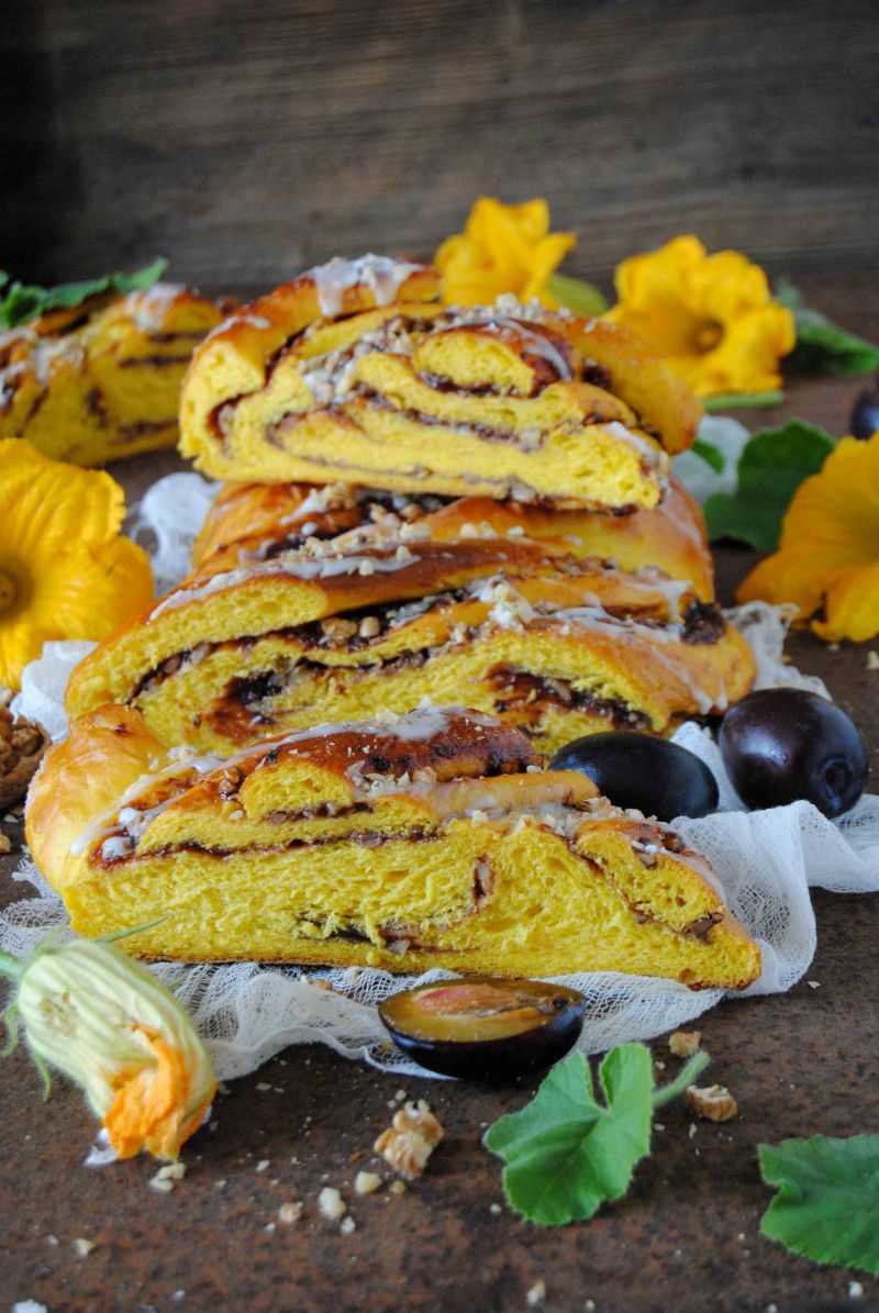 Dyniowy zawijaniec  z powidłem śliwkowym i orzecha