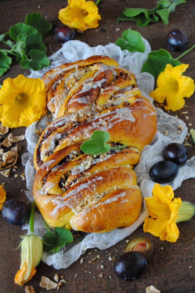 Dyniowy zawijaniec  z powidłem śliwkowym i orzecha