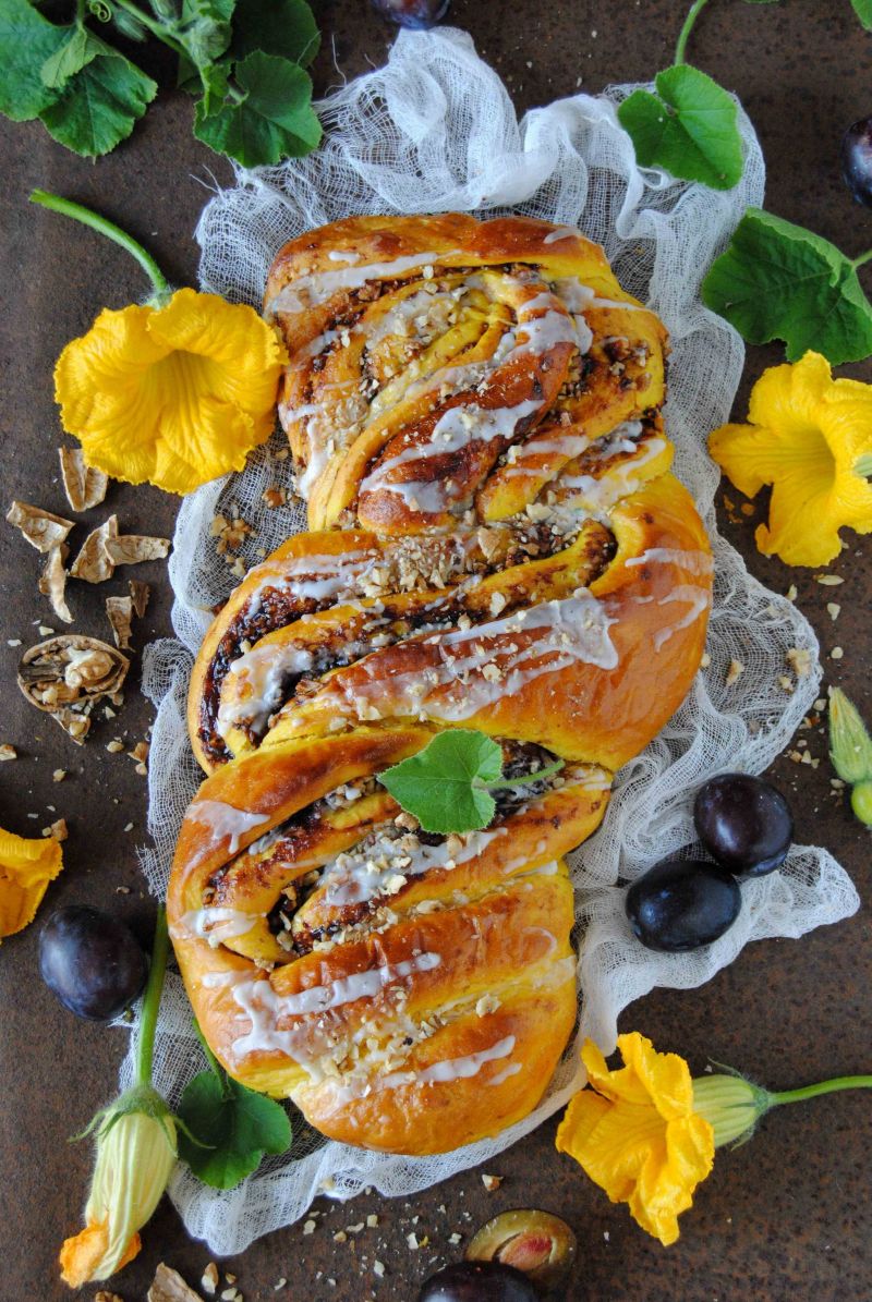 Dyniowy zawijaniec  z powidłem śliwkowym i orzecha