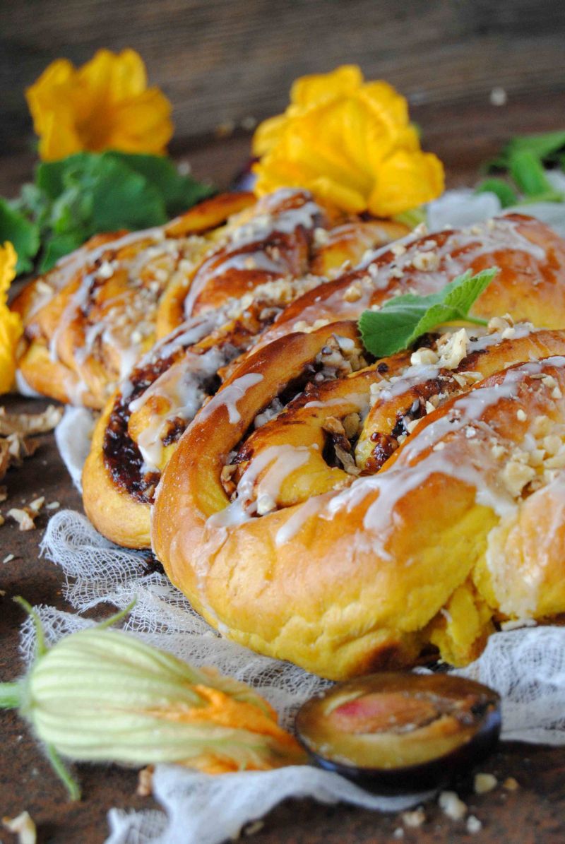 Dyniowy zawijaniec  z powidłem śliwkowym i orzecha