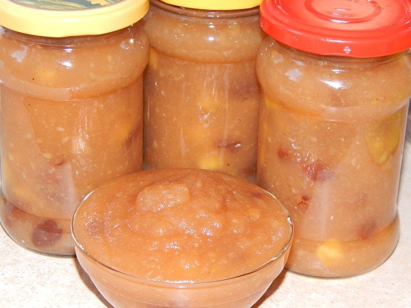 Dżem jabłkowy z ananasem, rodzynkami i rumem