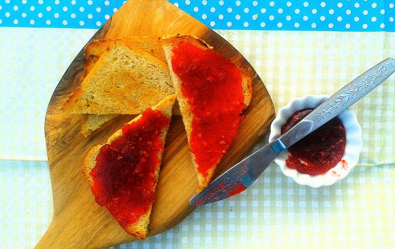 Dżem truskawkowy z kwiatami czarnego bzu Dżem truskawkowy z kwiatami czarnego bzu