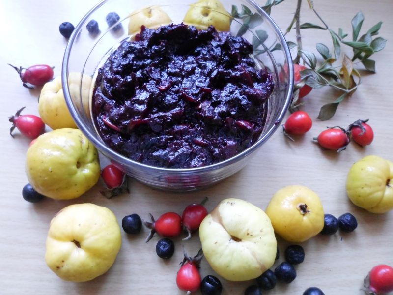 Dżem z owoców pigwowca, aronii i dzikiej róży Dżem z owoców pigwowca, aronii i dzikiej róży