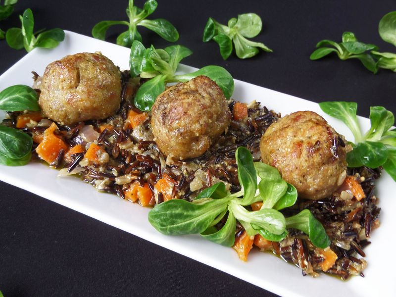 Dziki ryż z bazyliowym pesto i kuleczkami mięsnymi