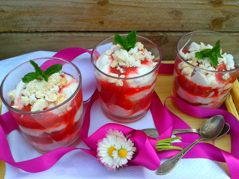 Eaton Mess z rabarbarem i truskawkami  Eaton Mess z rabarbarem i truskawkami