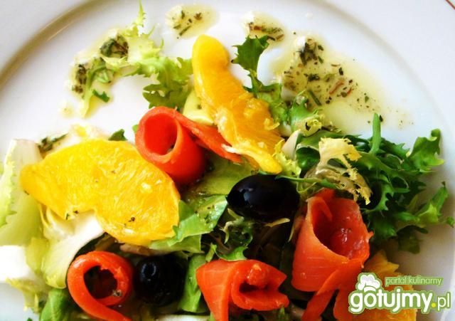 Egzotyczna sałatka z łososiem