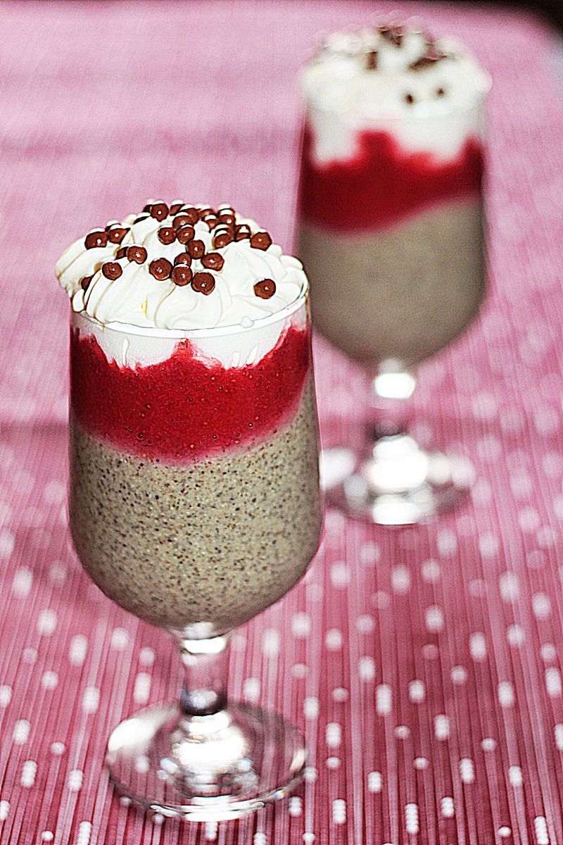 Egzotyczny deser z malinami